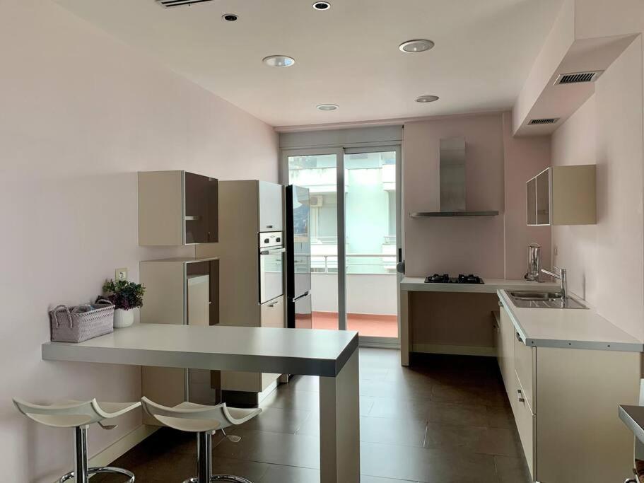 Apartament Stunning, Spacious, Beachfront In *