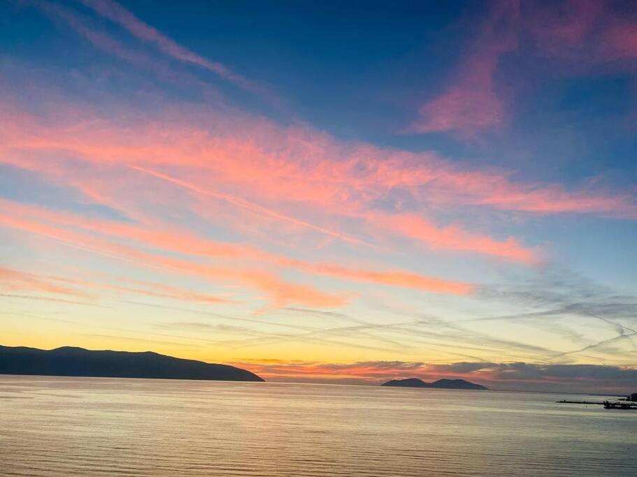 Apartament Stunning, Spacious, Beachfront In *