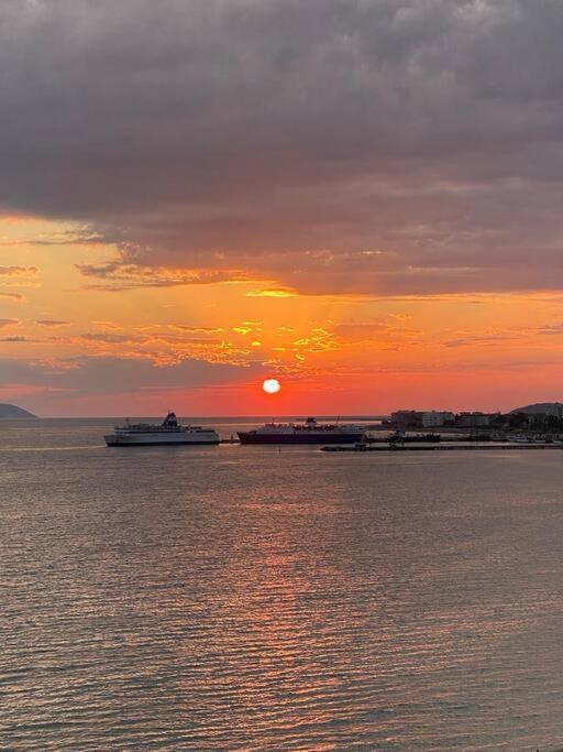 Stunning, Spacious, Beachfront In Apartament