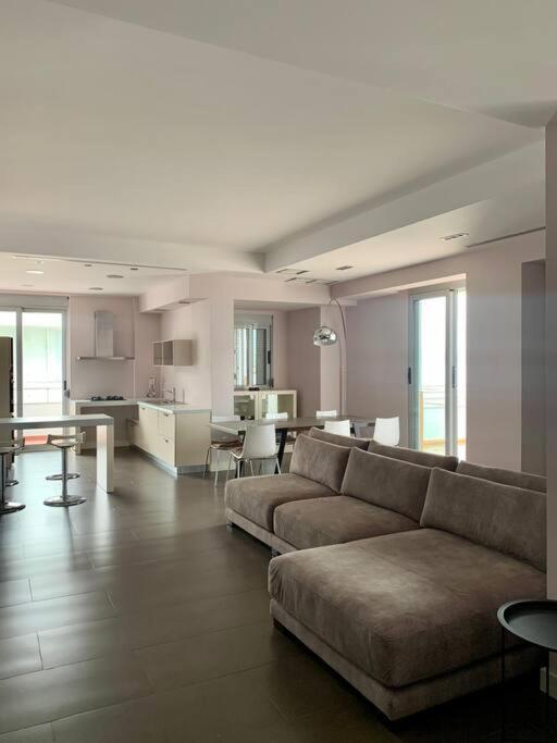 Apartament Stunning, Spacious, Beachfront In *