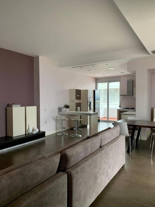 Apartament Stunning, Spacious, Beachfront In *