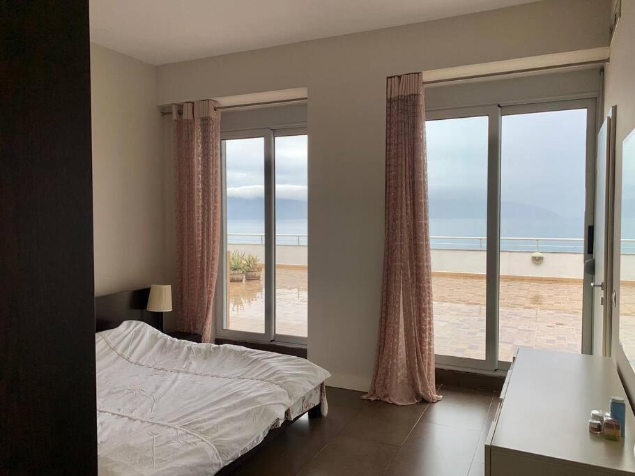 Apartament Stunning, Spacious, Beachfront In