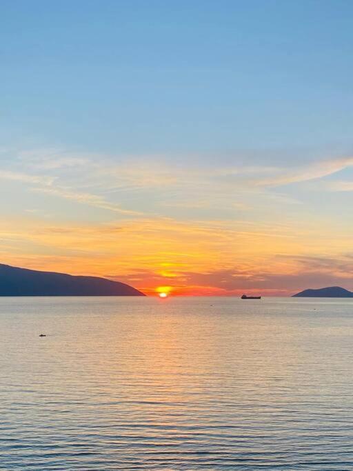 Stunning, Spacious, Beachfront In Apartament *